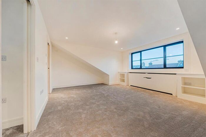 3 Bedroom End Of Terrace House For Sale In Cambridge Road, London, SE20