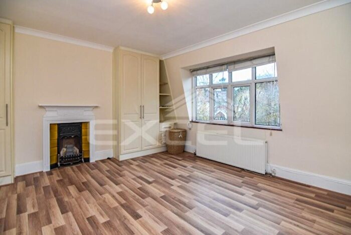 3 Bedroom Apartment To Rent In Frognal Lane, Hampstead, London, NW3