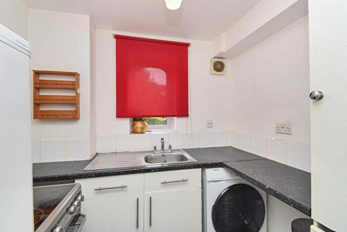 Flat To Rent In Armoury Road, London, SE8
