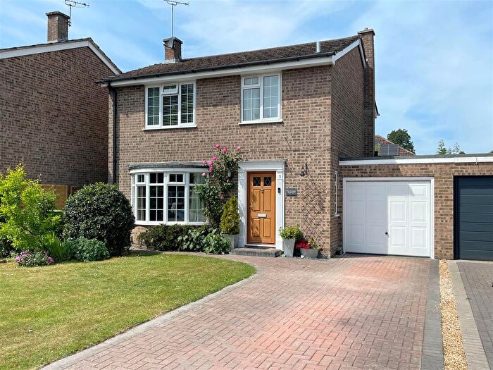 4 Bedroom Link Detached House For Sale In Speen Lodge Court, Speen, Newbury, RG14