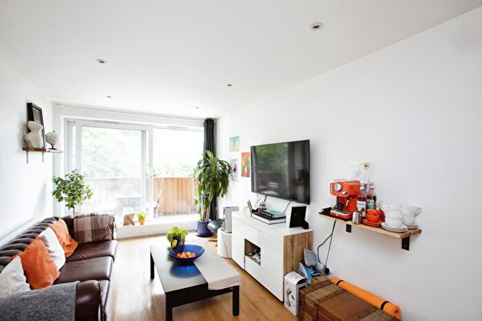 1 Bedroom Flat To Rent In Raglan Court, Raglan Road, Walthamstow, London, E17