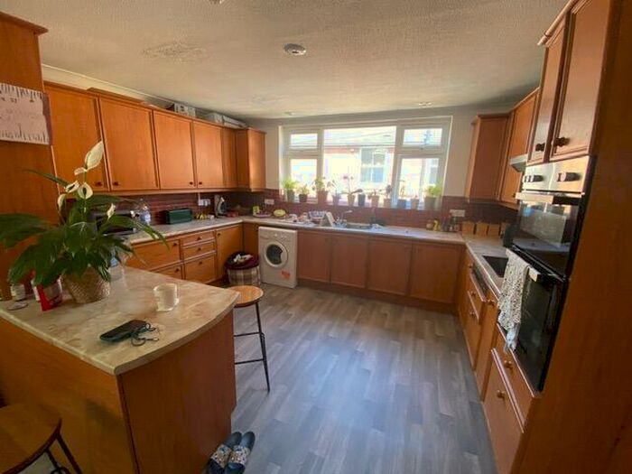 3 Bedroom Flat To Rent In Seamoor Road, Bournemouth, Dorset, BH4