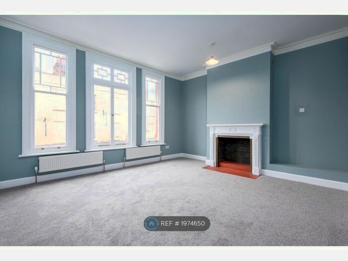 3 Bedroom Maisonette To Rent In High Street, Rochester, ME1