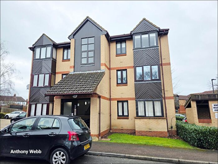 2 Bedroom Flat To Rent In St. Pauls Rise, Tottenhall Road, N13