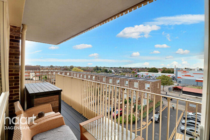 2 Bedroom Apartment For Sale In Wood Lane, Dagenham, RM10