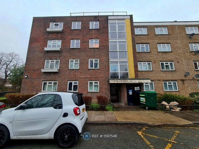 3 Bedroom Flat To Rent In Cormorant Court, London, SE21