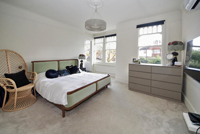 5 Bedroom Detached House To Rent In Old Park Road, N13