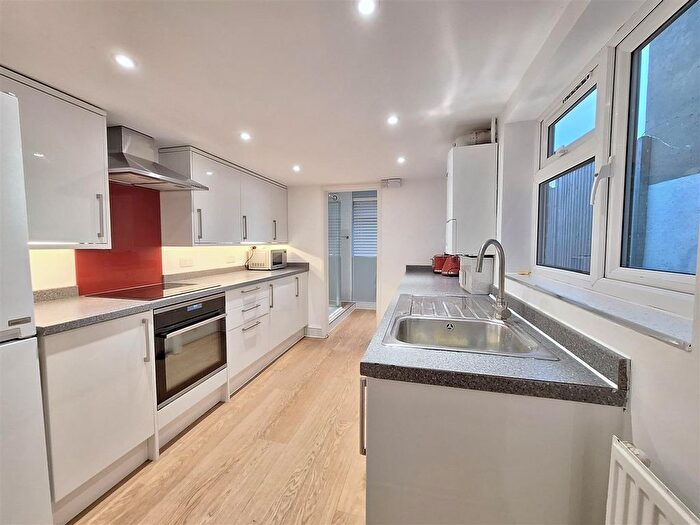 4 Bedroom Terraced House To Rent In De Beauvoir Road, Reading, RG1