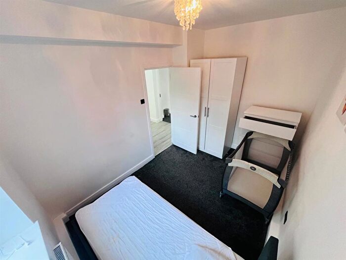 3 Bedroom Flat To Rent In Warwick Lodge, London, NW2