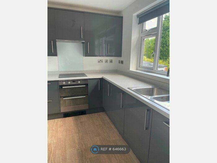 2 Bedroom Flat To Rent In Willow Bank Court, Manchester, M20