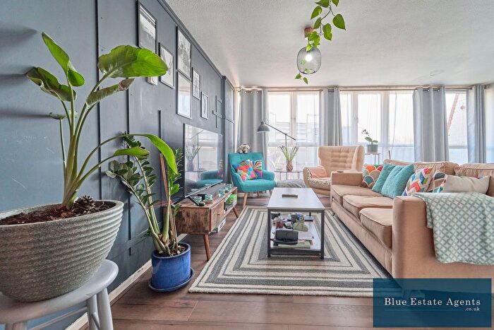 2 Bedroom Flat For Sale In Distillery Walk, Brentford, TW8