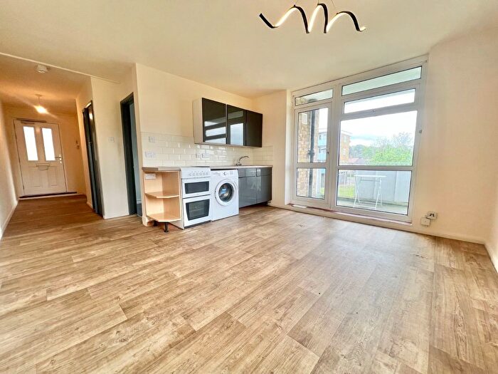 2 Bedroom Flat To Rent In Burke Drive, Southampton, Hampshire, SO19