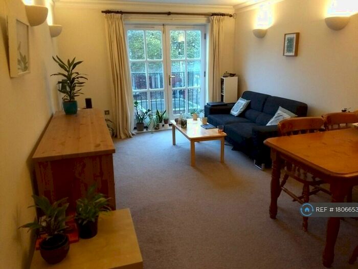 2 Bedroom Flat To Rent In Gloucester Court, London, SE22