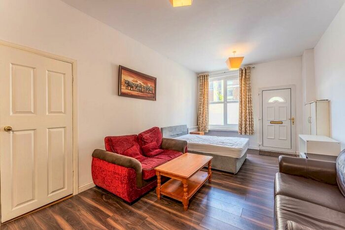 Flat To Rent In St Leonards Street, Edinburgh, EH8