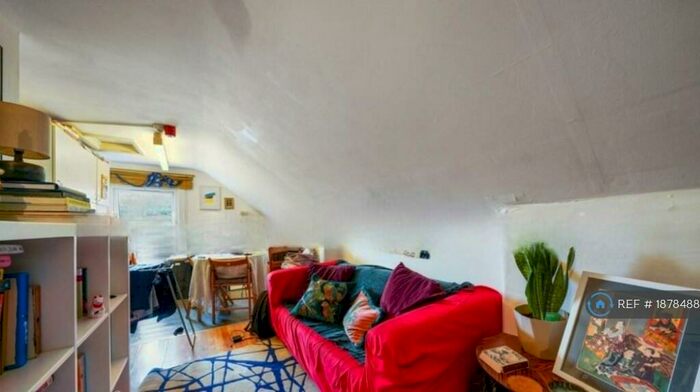 Studio To Rent In Hornsey Park Road, London, N8