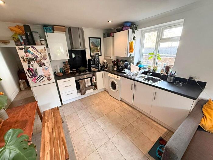 2 Bedroom Flat To Rent In Brighton Road, Stoke Newington, N16