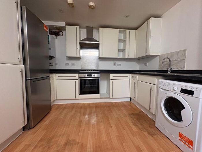 3 Bedroom Flat To Rent In High Street, Slough, SL1