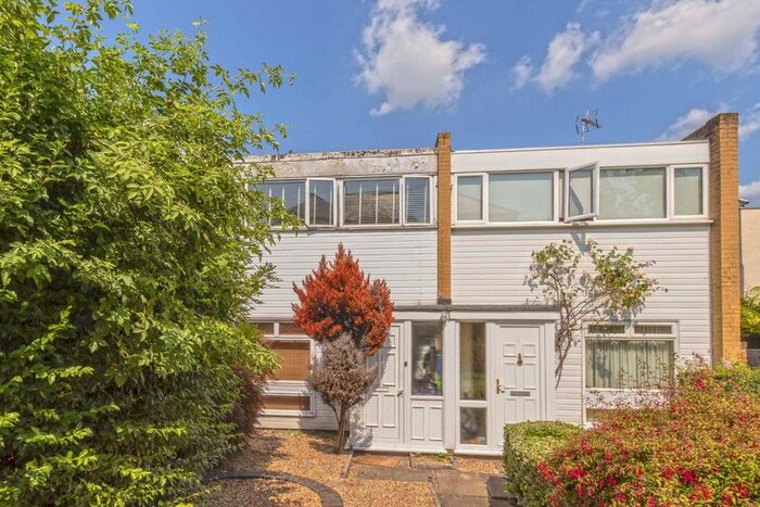 2 Bedroom Property To Rent In Worcester Road, London, SW19