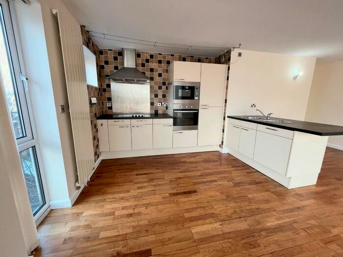 2 Bedroom Flat To Rent In Longfield Centre, Prestwich, Manchester, M25