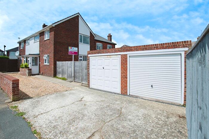 2 Bedroom Flat For Sale In Heaton Road, Bournemouth, BH10