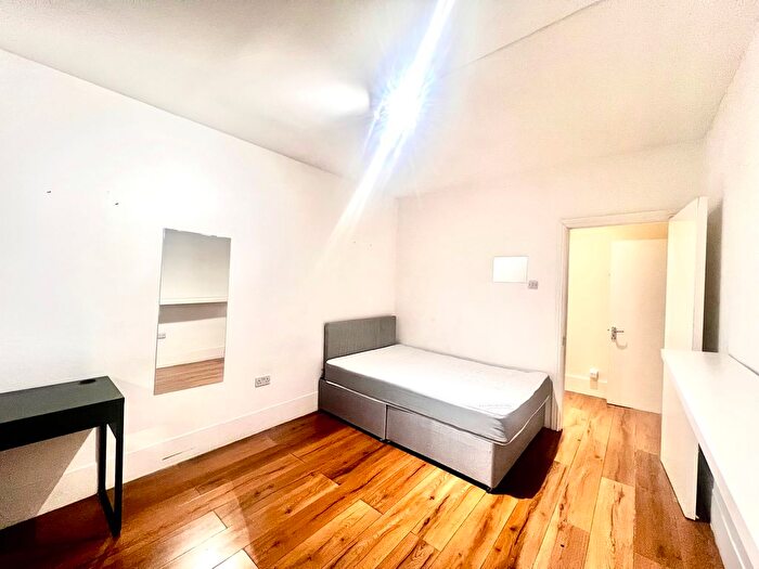 2 Bedroom Flat To Rent In Mile End Road, London, E3