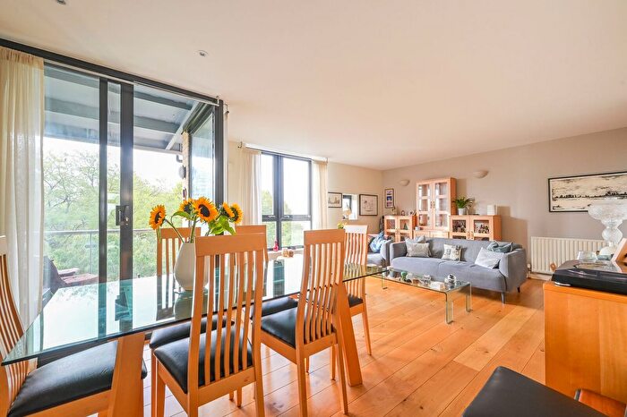 2 Bedroom Flat For Sale In Ocean Wharf, Docklands, London, E14