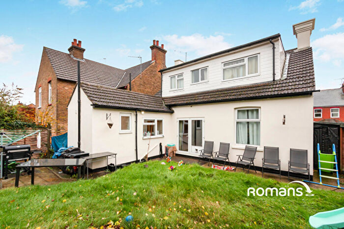 4 Bedroom Detached House To Rent In Holly Road, Aldershot, Hampshire, GU12