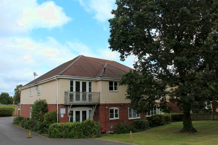 2 Bedroom Flat To Rent In Wimborne Road, Bournemouth, BH10