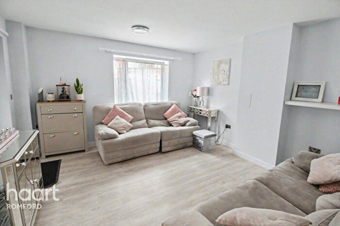 2 Bedroom Apartment To Rent In Serpentine Close, Romford, RM6