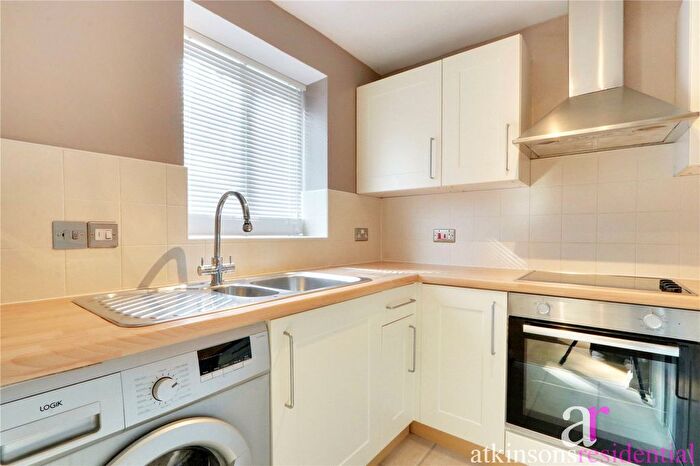 2 Bedroom Flat To Rent In Woodridge Close, Enfield, Middlesex, EN2
