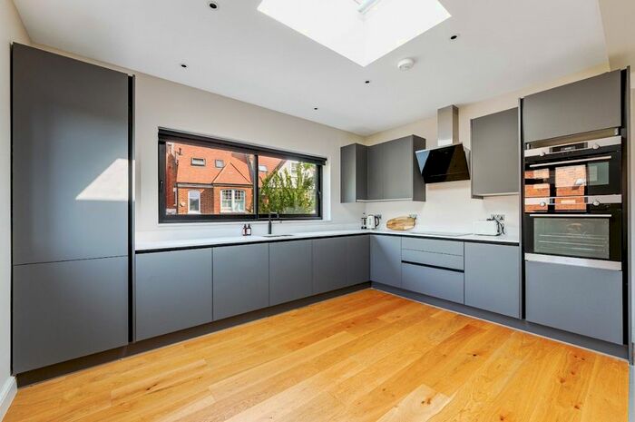 2 Bedroom Flat To Rent In Ravenscroft Road, London, W4