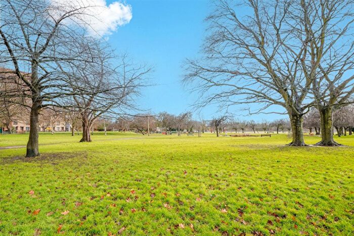 1 Bedroom Flat For Sale In Green Square, Lampton Parkside, TW3