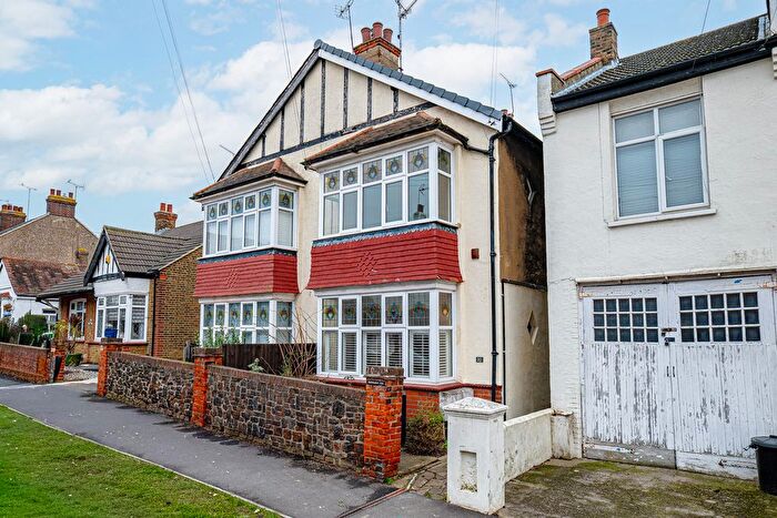 1 Bedroom Flat For Sale In Westcliff Drive, Leigh-On-Sea, SS9