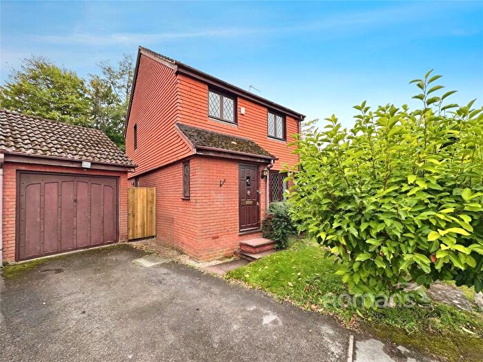 3 Bedroom Detached House To Rent In Driftway Road, Hook, RG27