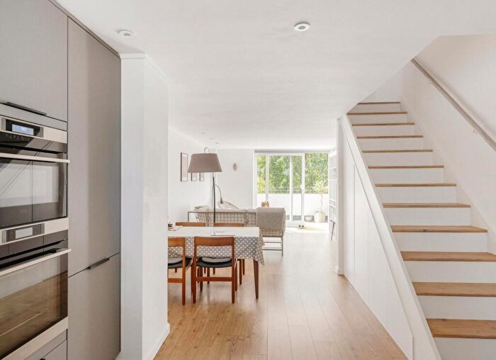 3 Bedroom Flat For Sale In Sunbury Lane, Battersea Park, SW11