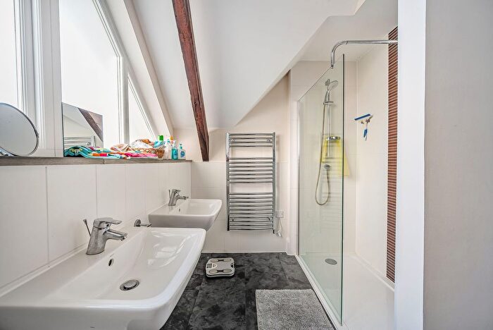 2 Bedroom Link Detached House For Sale In Parkview Way, Epsom, KT19