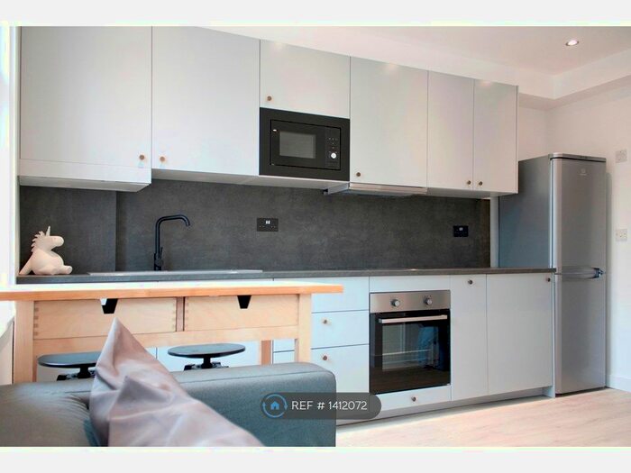 3 Bedroom Flat To Rent In Streatham, London, SW16