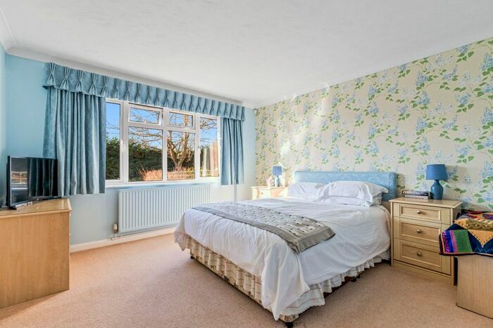 4 Bedroom Detached Bungalow For Sale In Bromley Green Road, Ashford, TN26 - Photo 3