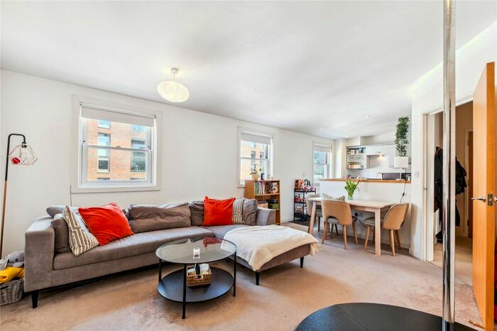 2 Bedroom Flat To Rent In The Polygon, London, SW4