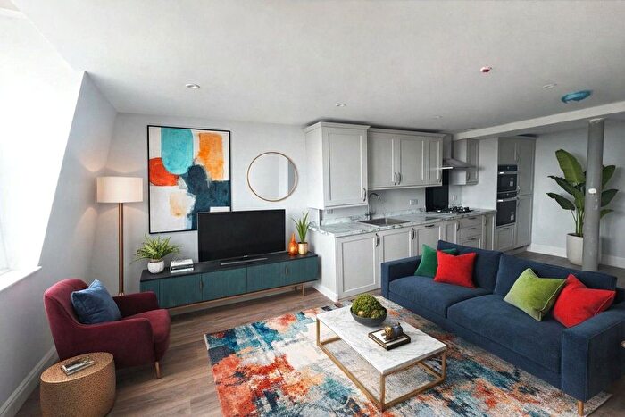 2 Bedroom Flat For Sale In New Canal, Salisbury, Wiltshire, SP1