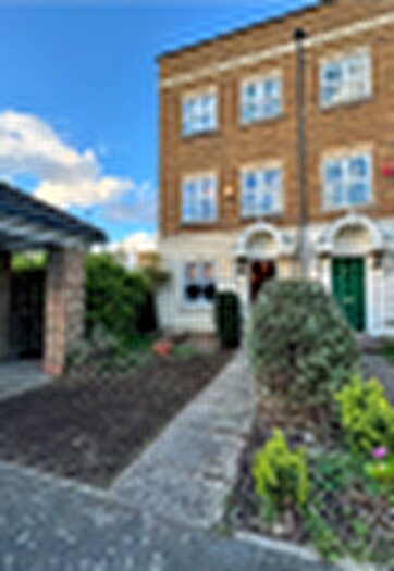 4 Bedroom Semi-Detached House To Rent In Turner Close, London, SW9