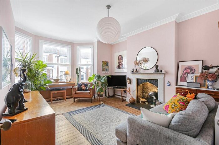2 Bedroom Apartment For Sale In Holmleigh Road, London, N16