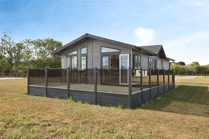 2 Bedroom Mobile/park Home For Sale In Crick Road, Rugby, CV21
