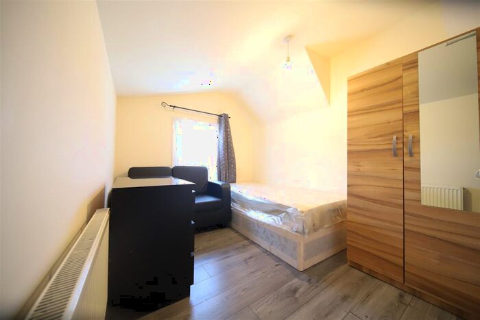 Studio To Rent In Croyland Road, London, N9