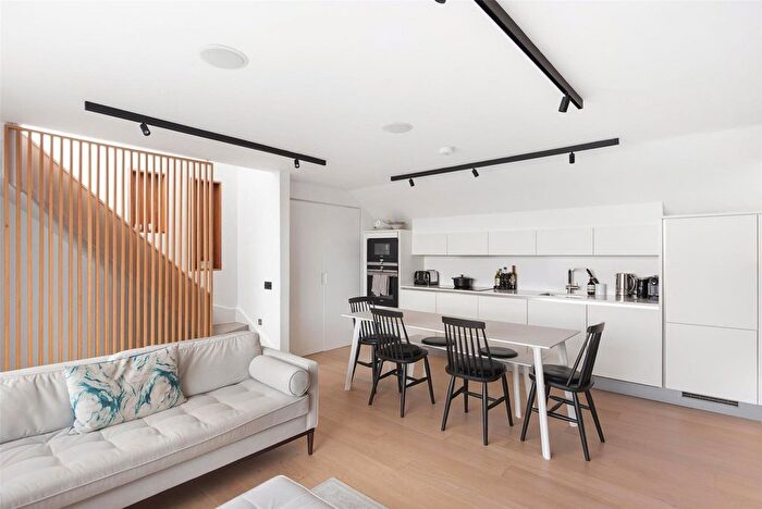 2 Bedroom Flat To Rent In Hammersmith Grove, Hammersmith, W6