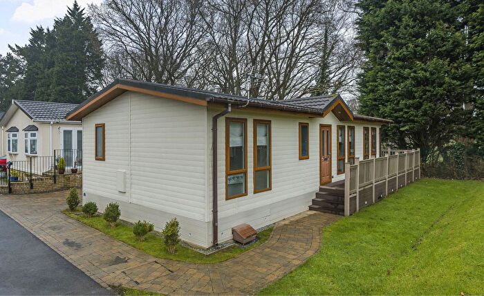 2 Bedroom Mobile/park Home For Sale In Regency Court, Stover, Newton Abbott, Devon, TQ12