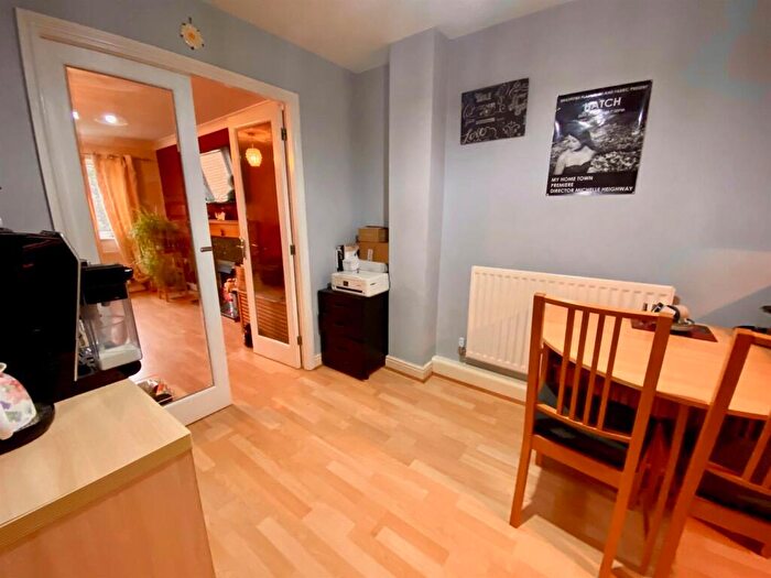 3 Bedroom Town House For Sale In Dale View, Longwood, Huddersfield, HD3