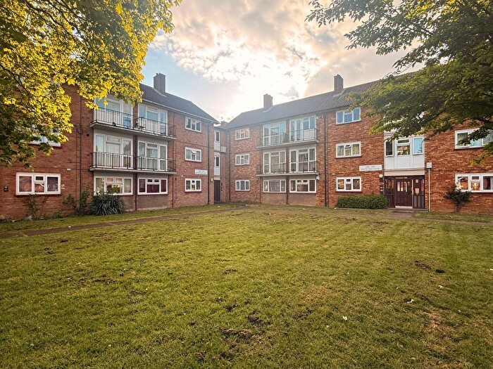 1 Bedroom Flat For Sale In Whipperley Ring, Luton, LU1