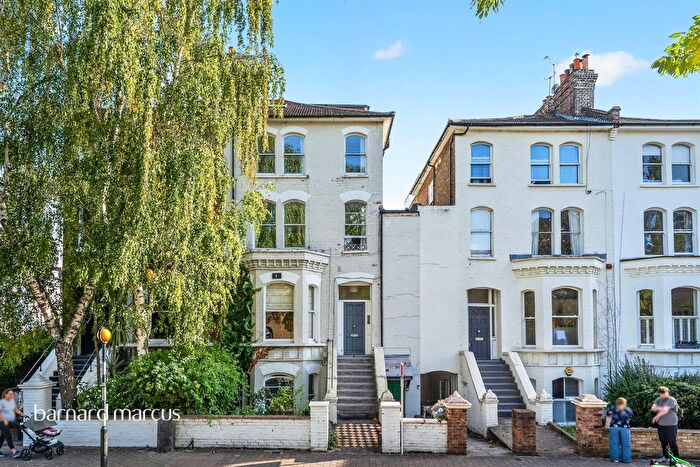2 Bedroom Flat For Sale In Bolingbroke Grove, London, SW11