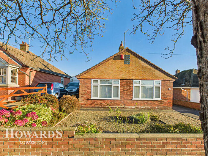 2 Bedroom Detached Bungalow For Sale In Clovelly Rise, Lowestoft, NR32